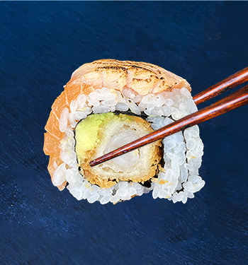 Rouleau crevette pânée avocat avec saumon grillé en topping